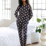 Kopen Chelsea Peers Lange pyjamaset met cockapoo print en ronde hals van Next Nederland