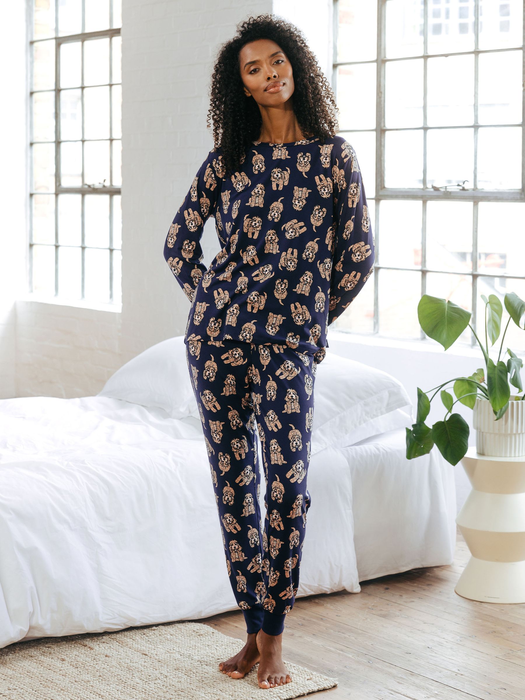 chelsea-peers-pyjama-208sib-1.jpg Kopen Chelsea Peers Lange pyjamaset met cockapoo print en ronde hals van Next Nederland - Afbeelding 1