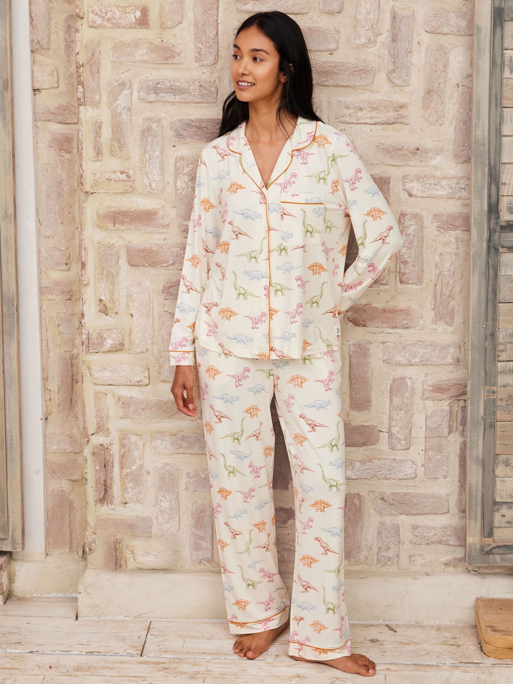 chelsea-peers-pyjama-829uly-1.jpg Buy Chelsea Peers White Dinosaur Print Long Pyjama Set from Next Netherlands - Afbeelding 1