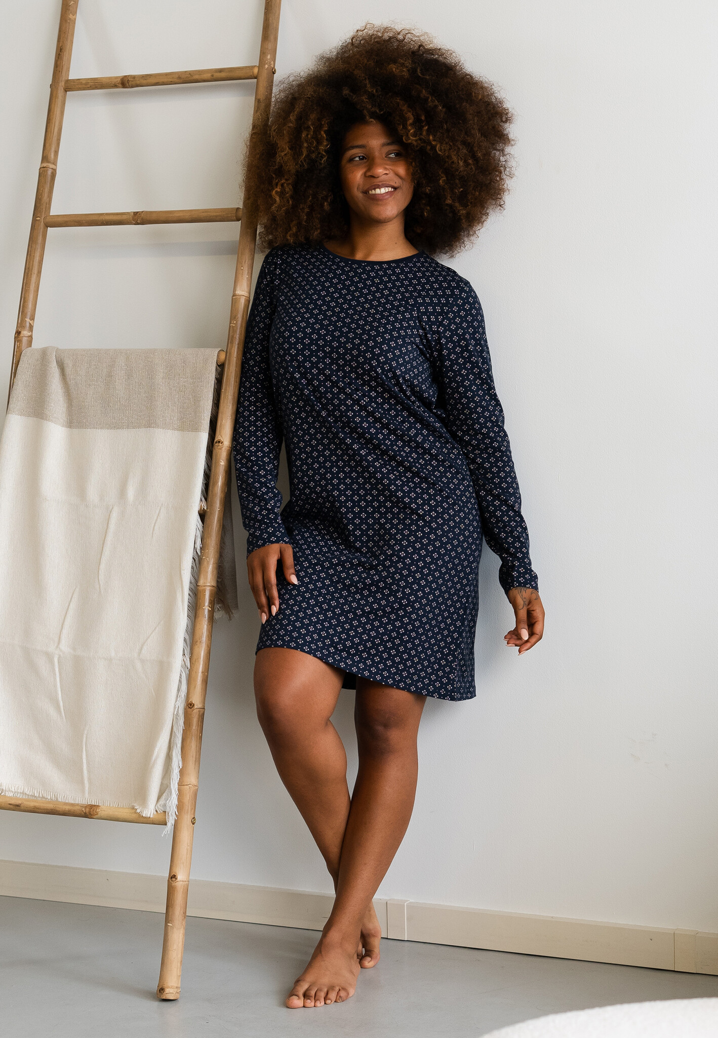 dames-nachtkleding-544pxy-1.jpg By Louise By Louise Essential Dames Nachthemd Lange Mouw AOP Blauw - Afbeelding 1