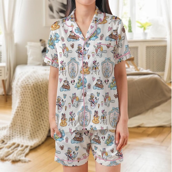 disney-pyjama-dames-622zyv-1.jpg Magische Disney pyjama dames kinderen, Mickey Minnie Joy Ride attractie print pyjama's, themapark familievakantie 2026, mama en ik outfits Etsy Nederland - Afbeelding 1