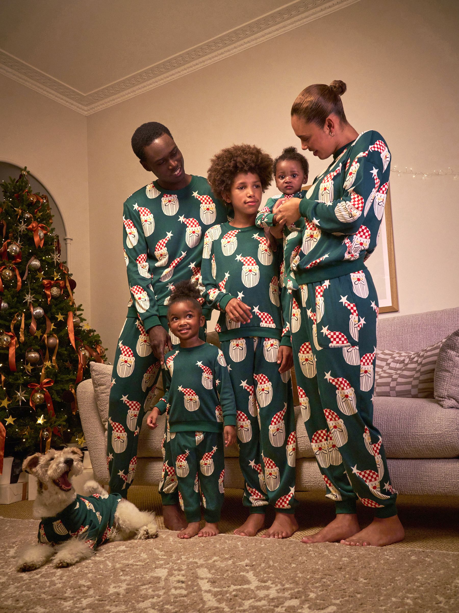 familie-pyjama-411ipi-1.jpg Kopen Groen met kerstmanprint Matching Family kerstpyjama van Next Nederland - Afbeelding 1