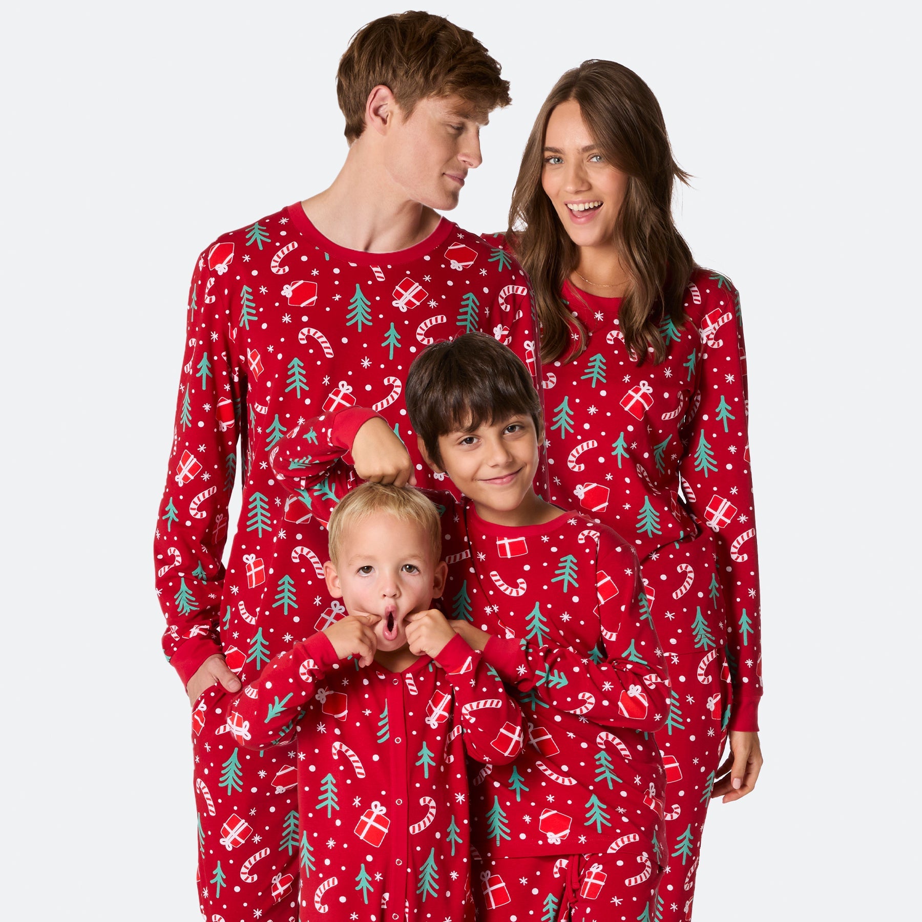 familie-pyjama-817gip-1.jpg Rode Kerstpatroon Kerstpyjama's Gezin Grootste assortiment van Nederland | SillySanta - Afbeelding 1