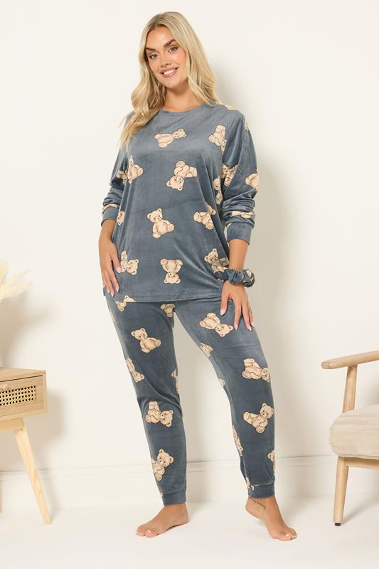 fluffy-pyjama-324eqn-1.jpg YOURS Grijs Teddyprint Fleece Pyjama & Scrunchie Set | Yours Clothing - Afbeelding 1
