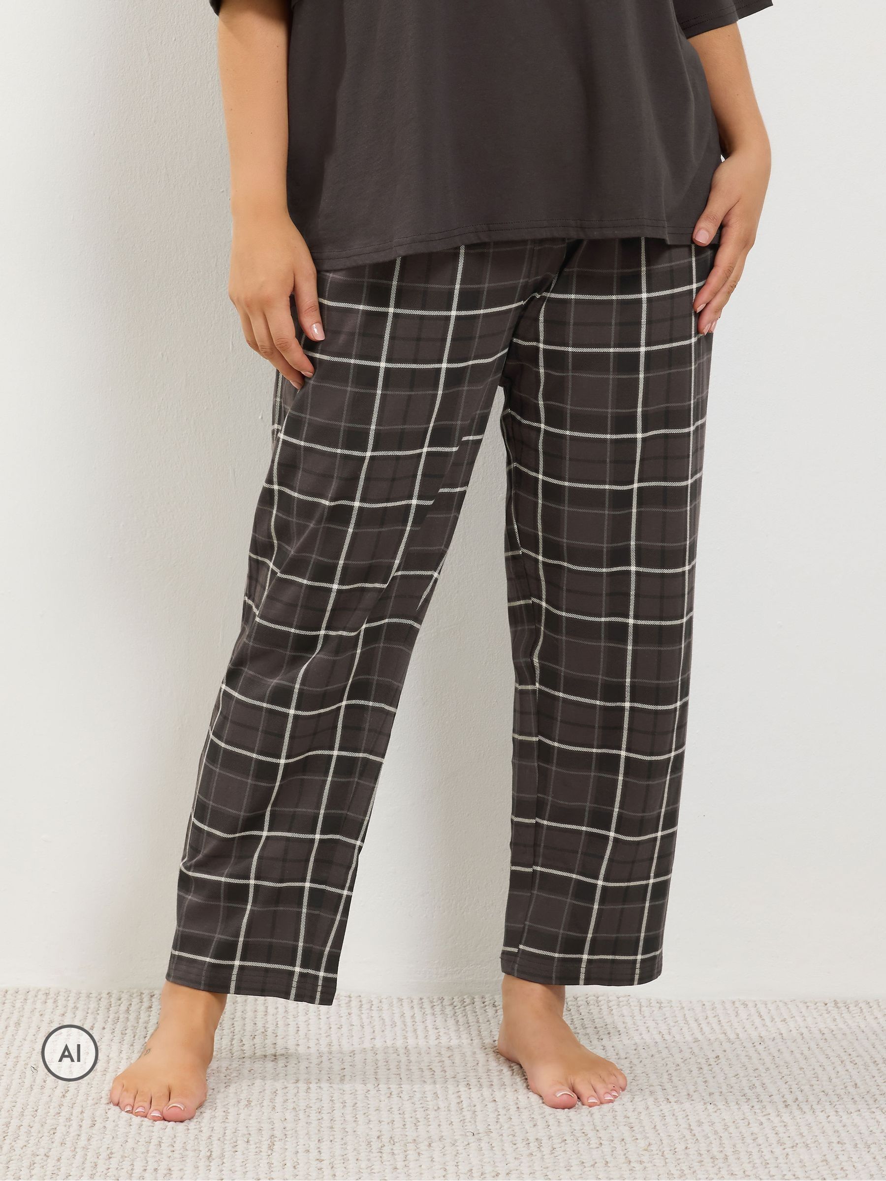 geruite-pyjamabroek-480ygl-1.jpg Kopen Bruin Yours Curve Geruite pyjamabroek met wijde pijpen van Next Nederland - Afbeelding 1