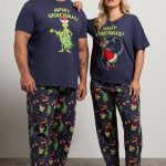 LIMITED COLLECTION Plus Size Grinch pyjama in marineblauw | Yours Clothing