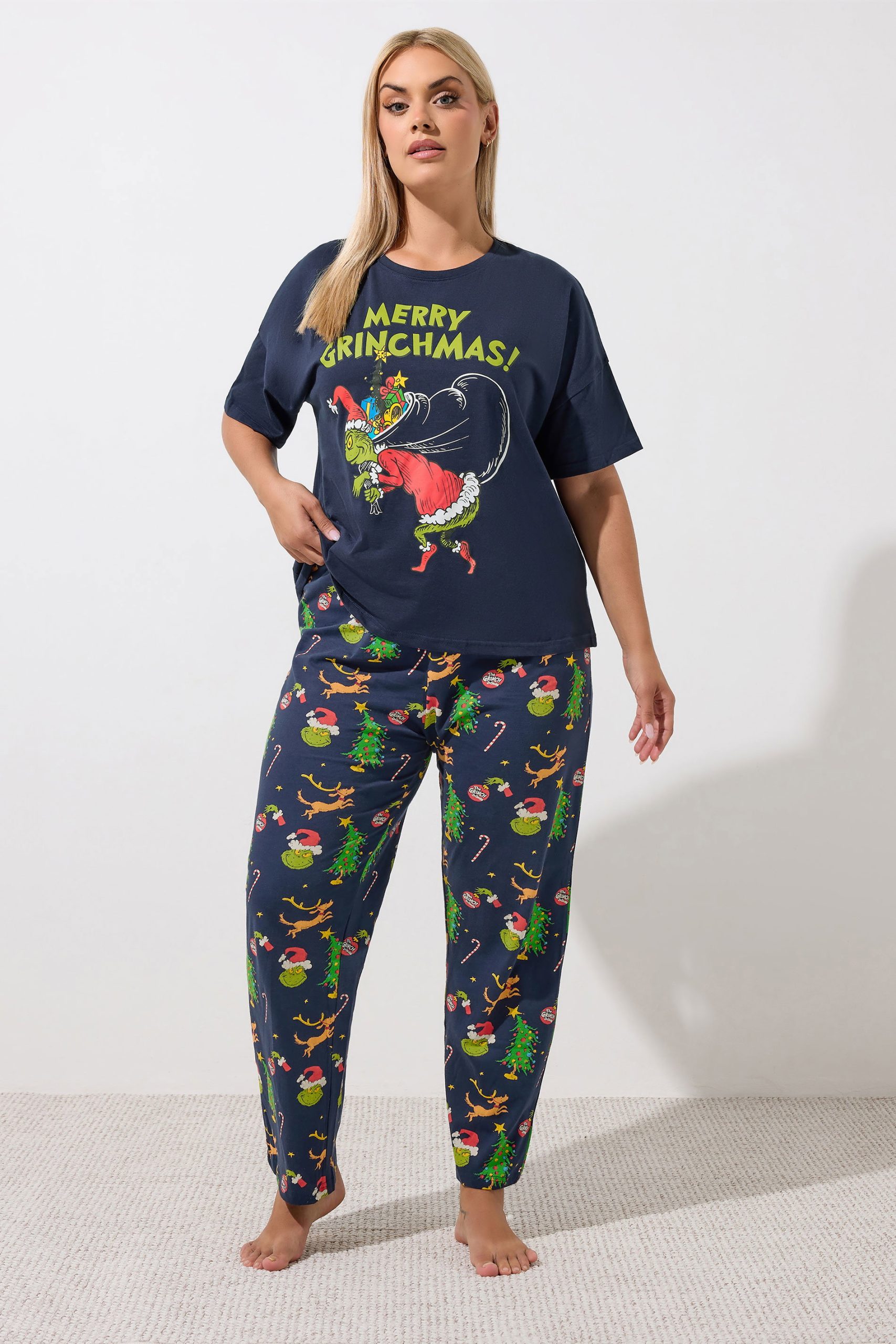 grinch-pyjama-649ixm-1.jpg LIMITED COLLECTION Plus Size Grinch pyjama in marineblauw | Yours Clothing - Afbeelding 1