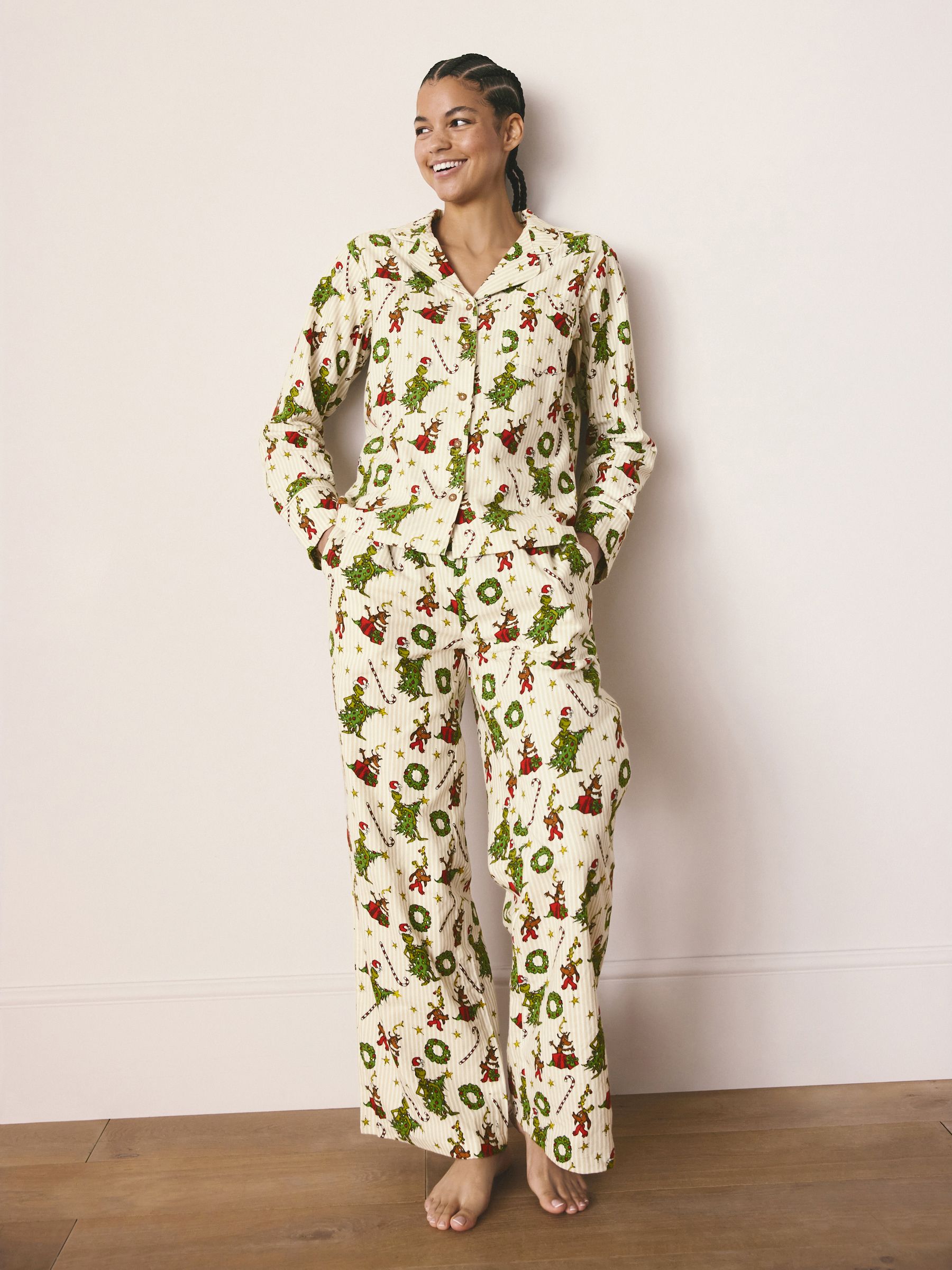 grinch-pyjama-899zlp-1.jpg Kopen Crème Grinch Bijpassende Familie Kerstmis Pyjama's met Knoopsluiting van Next Nederland - Afbeelding 1