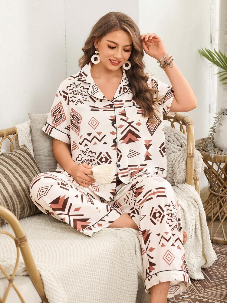 grote-maten-pyjama-dames-834ijw-1.jpg Serenescape Pyjamaset met korte mouwen, geometrische strepen en kraag voor dames in grote maten | SHEIN Nederland - Afbeelding 1