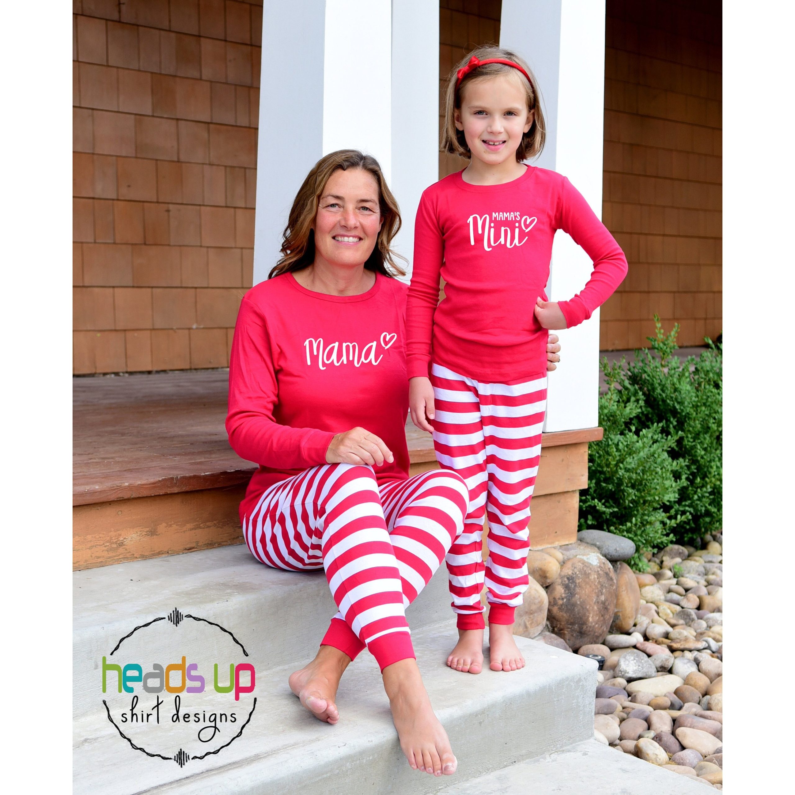 mama-pyjama-757omk-1.jpg Mama en minipyjama | Mommy and Me bijpassende kerstpyjama | Vakantiepyja's voor moeder en baby/peuter | Kerstoutfit voor het hele gezin Etsy Nederland - Afbeelding 1