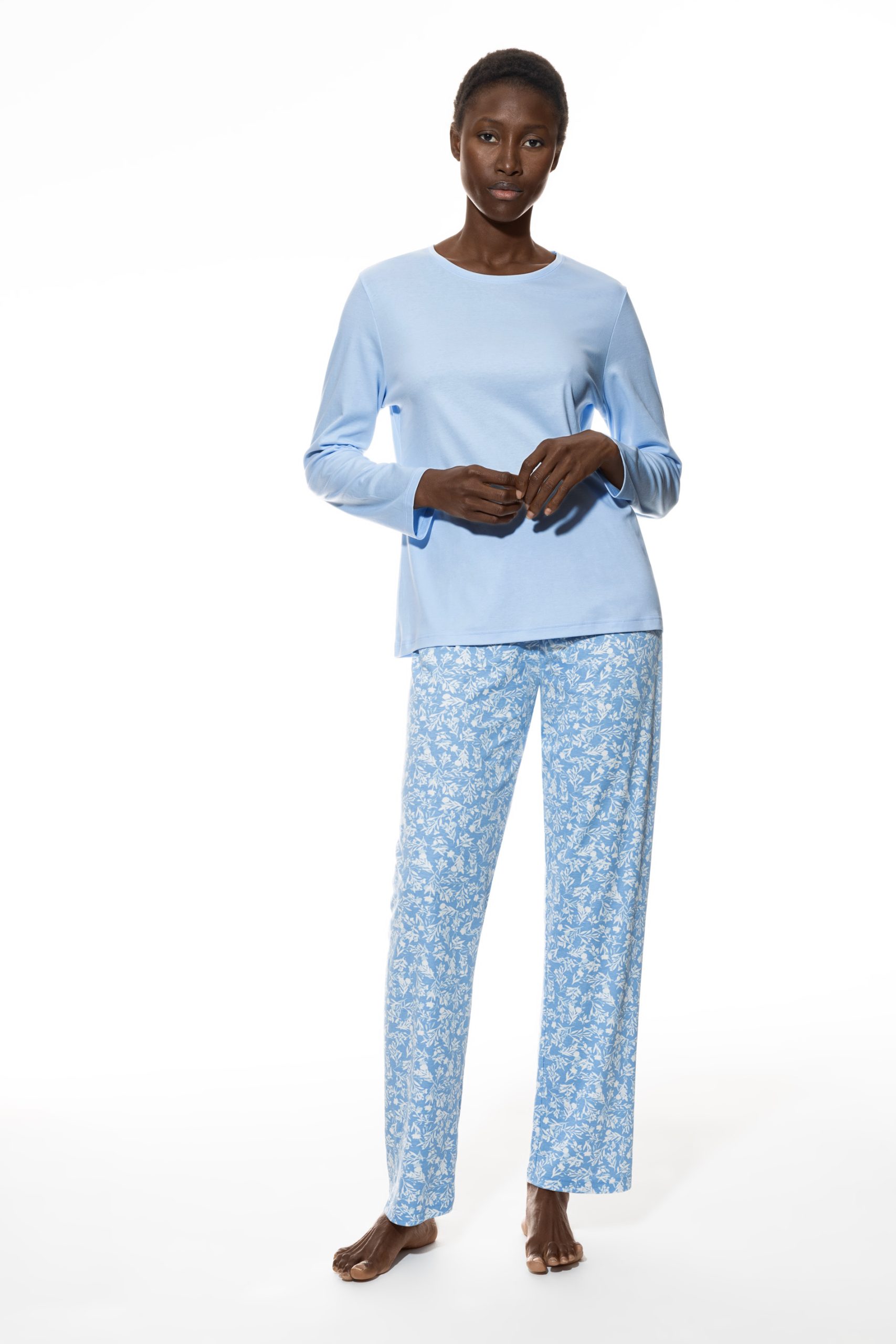 mey-pyjama-778hsi-1.jpg Pyjama Serie Flower Meadow Kleur Blue Silk - Afbeelding 1