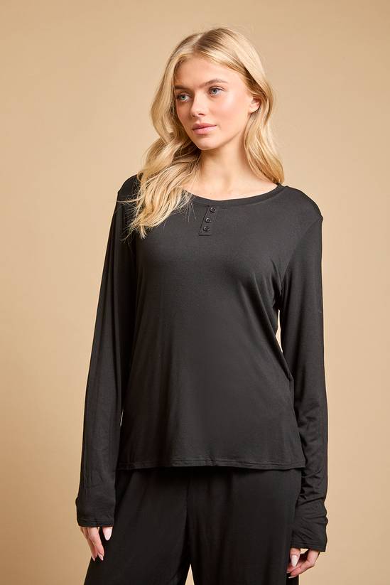 nachtkleding-695vac-1.jpg Black Oasis Set nachtkleding met lange mouwen en taille met trekkoord | Boohoo NL - Afbeelding 1
