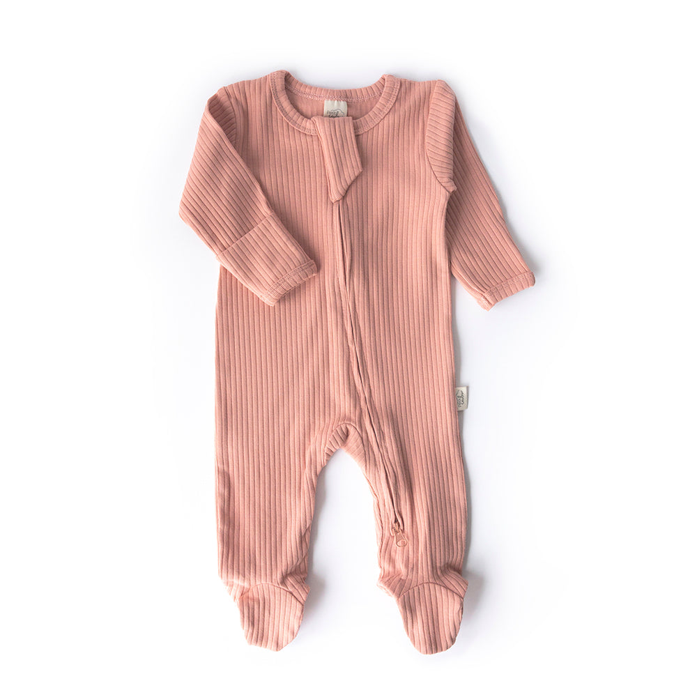 newborn-pyjama-708qky-1.jpg Newborn Gift Set: Pajamas, Hat & Cuddly Toy – Petit Coulou - Afbeelding 1
