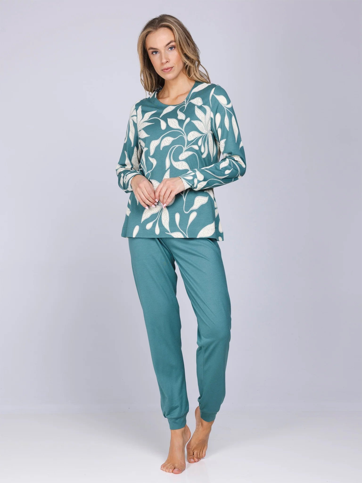 pastunette-pyjama-029pkd-1.jpg Pastunette Pyjama met boorden serie Nordic leaf 121262 124 1 Groen 38 - Afbeelding 1