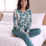 Pastunette Pyjama 'Nordic Leaf' in Crème, Donkergroen | ABOUT YOU