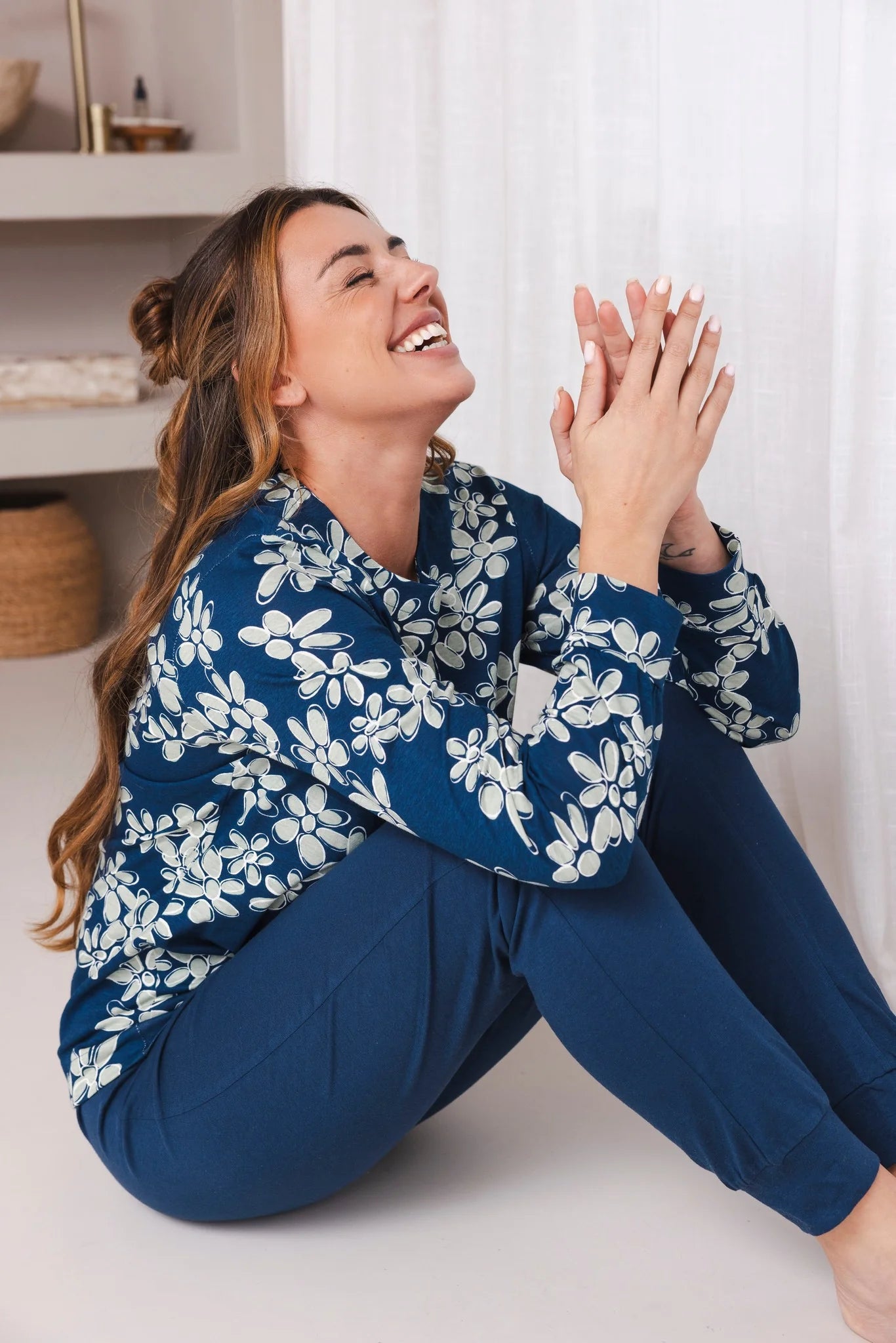 pastunette-pyjama-753hbw-1.jpg Pastunette Pyjama met boorden serie Nordic Bloom 121262 146 1 Donker Blauw 38 - Afbeelding 1