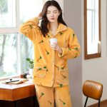 Winter Dames Pyjama Winter Flanellen Pyjama Dames Mode Wortel Print Geel 2 Stuk Pyjama Set Retro Lange Mouwen Reverskraag Casual Homewear Elegante ...