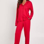 Red Pyjama set voor grote maten: lang mouwhemd met pipingdetail en broek | Boohoo NL
