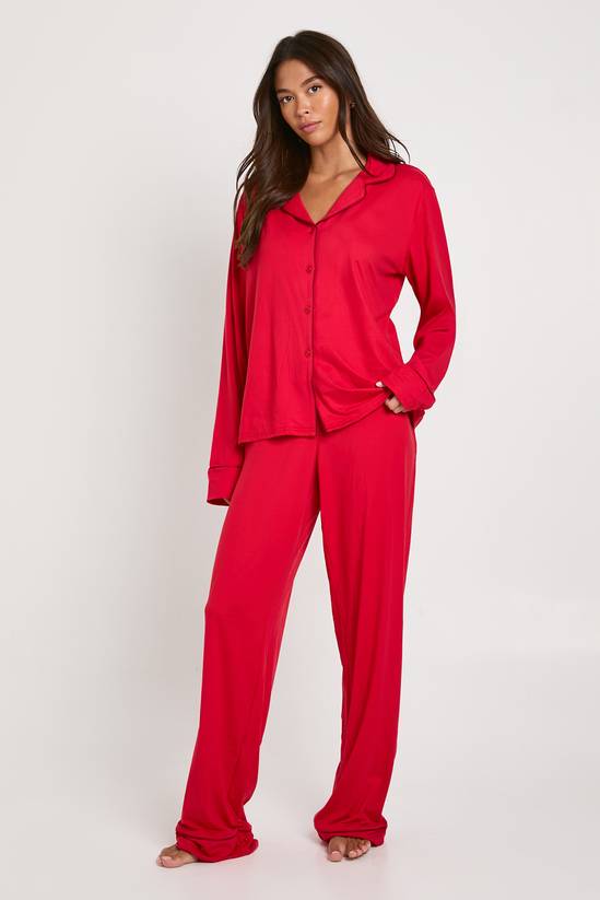 pyjama-grote-maten-165bfm-1.jpg Red Pyjama set voor grote maten: lang mouwhemd met pipingdetail en broek | Boohoo NL - Afbeelding 1