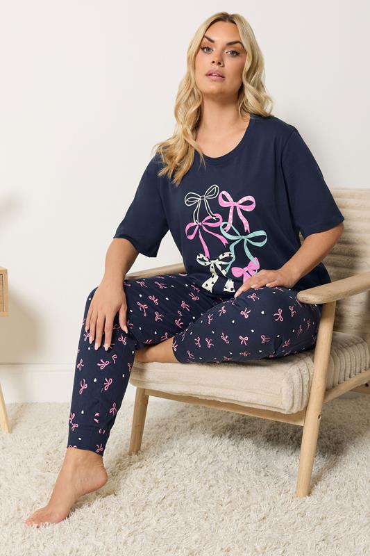 pyjama-grote-maten-489pup-1.jpg YOURS Grote maten marineblauwe pyjamaset met strikken | Yours Clothing - Afbeelding 1