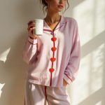 Comfortabele Pyjama Set Dames Tweedelig Met Hartjes Knoopjes – Ella & Rose