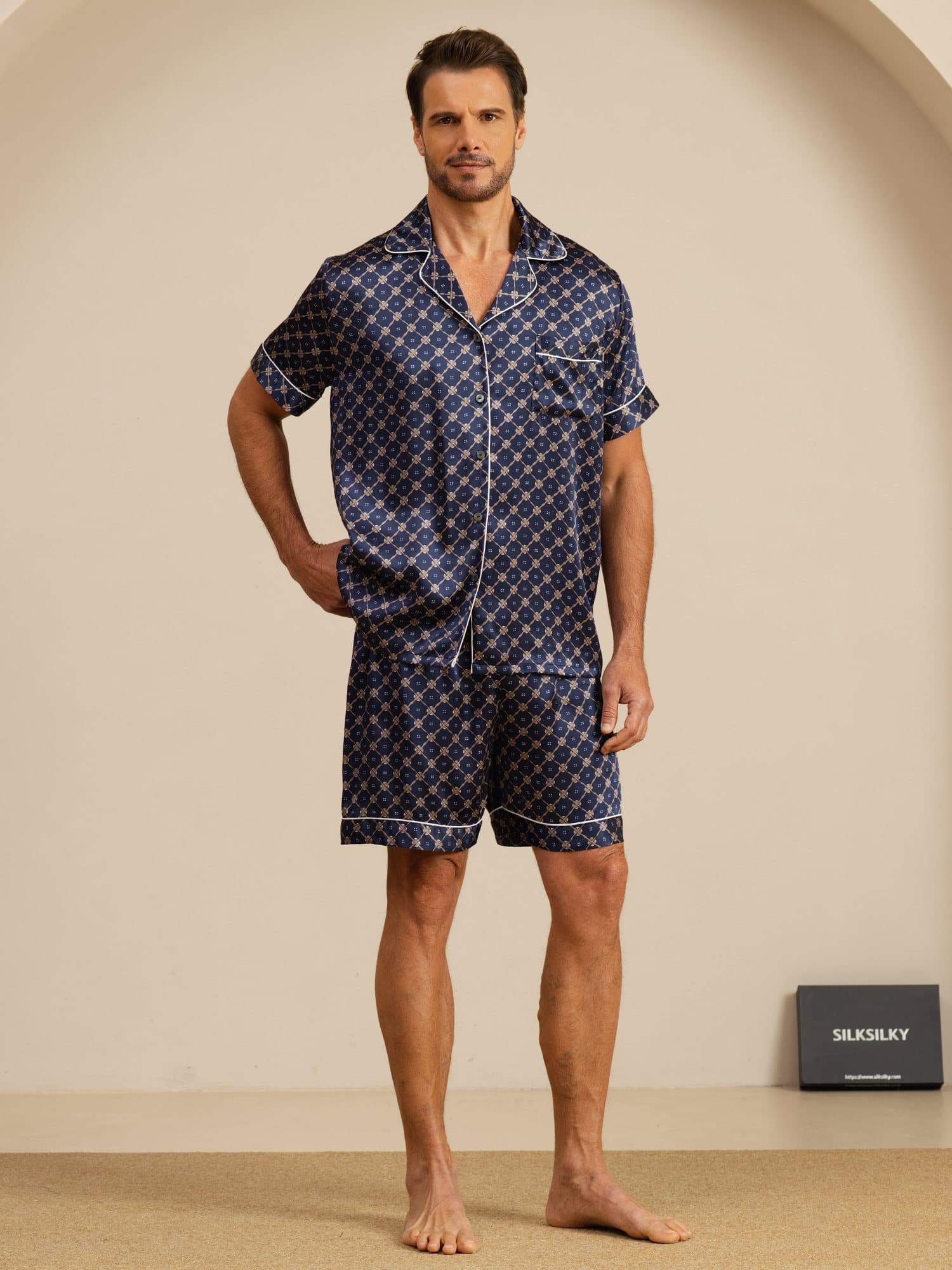 pyjama-short-heren-971rrw-1.jpg Zuivere Zijde Heren Pyjama Set Korte Mouwen Inkeping Kraag Ketting Pri – NL SILKSILKY - Afbeelding 1