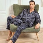Heren Pyjama Set Van Pure Zijde Met Marineblauwe Kettingprint Lange Mo – NL SILKSILKY
