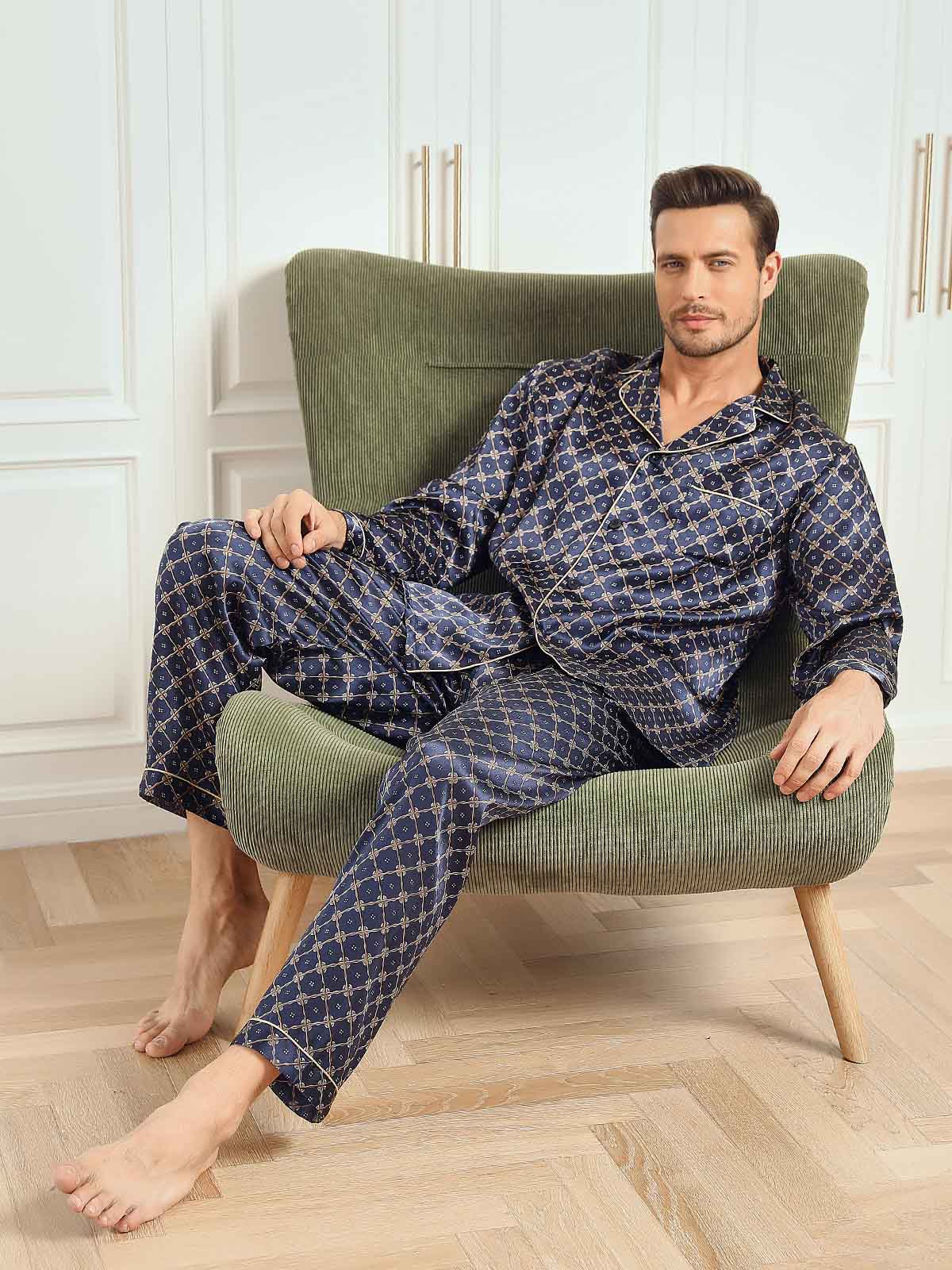 pyjamas-heren-544nct-1.jpg Heren Pyjama Set Van Pure Zijde Met Marineblauwe Kettingprint Lange Mo – NL SILKSILKY - Afbeelding 1