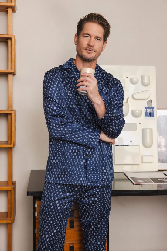 satijnen-pyjama-heren-129jgp-1.jpg Satijnen pyjama heren Knoopsluiting Doorknoop pyjama met lange mouwen 48 Blauw | bol - Afbeelding 1