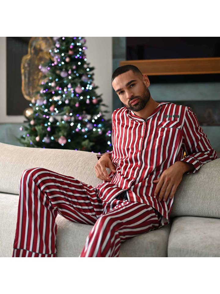 satijnen-pyjama-heren-815wub-1.jpg Wholsale Gepersonaliseerde satijnen pyjama met familiestrepen voor heren voor je winkel Faire - Afbeelding 1