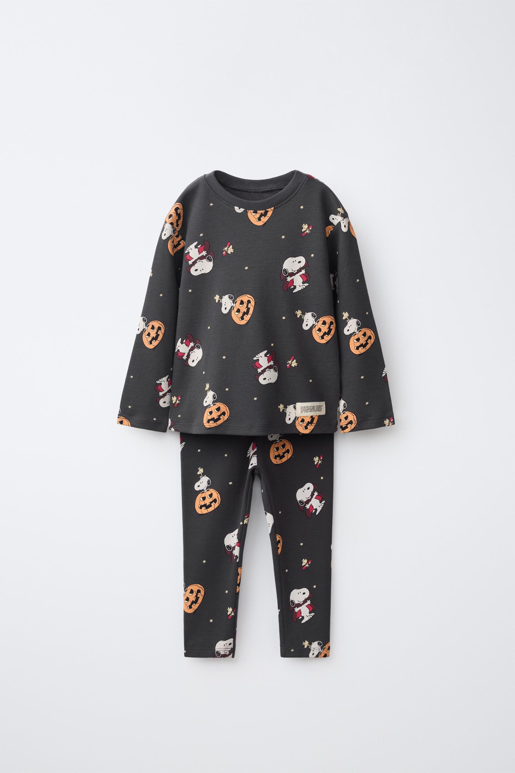 snoopy-pyjama-238ybj-1.jpg 1 1/2 6 JAAR/ PYJAMA MET POMPOENEN EN SNOOPY PEANUTS™ Antracietgrijs | ZARA Nederland / The Netherlands - Afbeelding 1