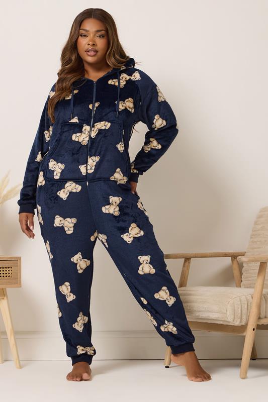 teddy-pyjama-906wkb-1.jpg YOURS Plus Size Marineblauwe Teddybeer Print Onesie | Yours Clothing - Afbeelding 1