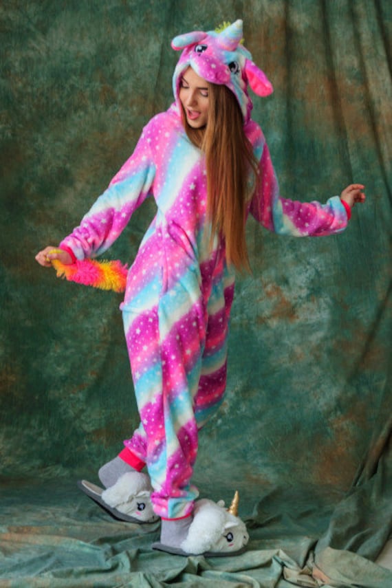 unicorn-pyjama-133bvg-1.jpg Kigurumi, eenhoornpyjama, pyjama, uniseks pyjama, volwassen pyjama, zachte pyjama, volwassen eenhoorn, eenhoornkostuum, jurk volwassen eenhoorn, anime Etsy België - Afbeelding 1