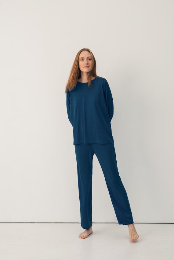 wollen-pyjama-971fek-1.jpg 100% merinowollen pyjama voor dames Blauwe thermische tweedelig pyjamaset Duurzame wollen nachtkleding GRETA top en EVA broek Etsy Nederland - Afbeelding 1