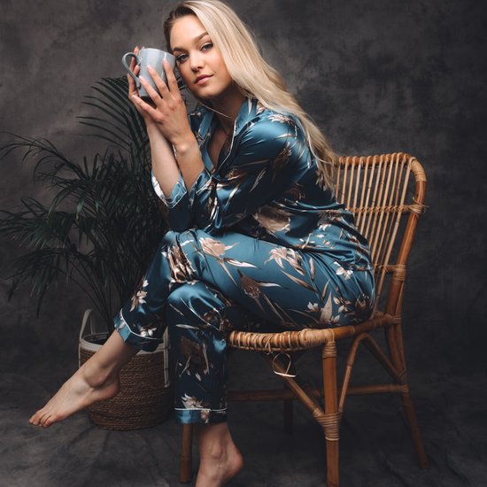 zijde-pyjama-036onz-1.jpg Kimomi Satijnen Pyjama Dames Petrol Roses Luxe nachtkleding met pyjamabroek | bol - Afbeelding 1