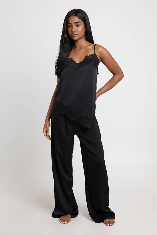 zijde-pyjama-862iwz-1.jpg Black Satijnen Pyjama Set Met Kanten Bies Asymmetrische Zoom Hemdje & Broek | Boohoo NL - Afbeelding 1