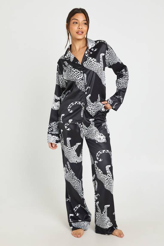 zijden-pyjama-485qhd-1.jpg Black Satijnen Pyjama Set Met Luipaardprint, Biesdetail, Lange Mouwen En Broek | Boohoo NL - Afbeelding 1