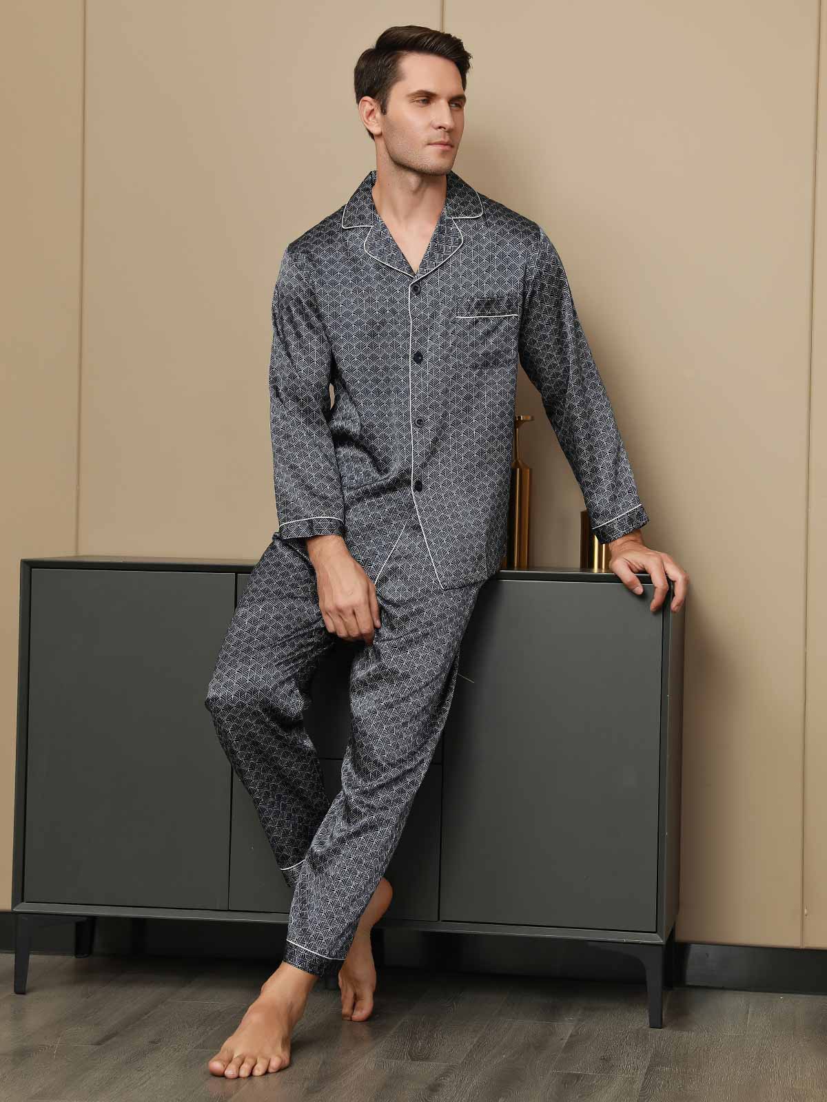 zijden-pyjama-heren-219xja-1.jpg Heren Pyjamaset Van Pure Zijde Met Marineblauwe Ginkgo Print En Lange – NL SILKSILKY - Afbeelding 1